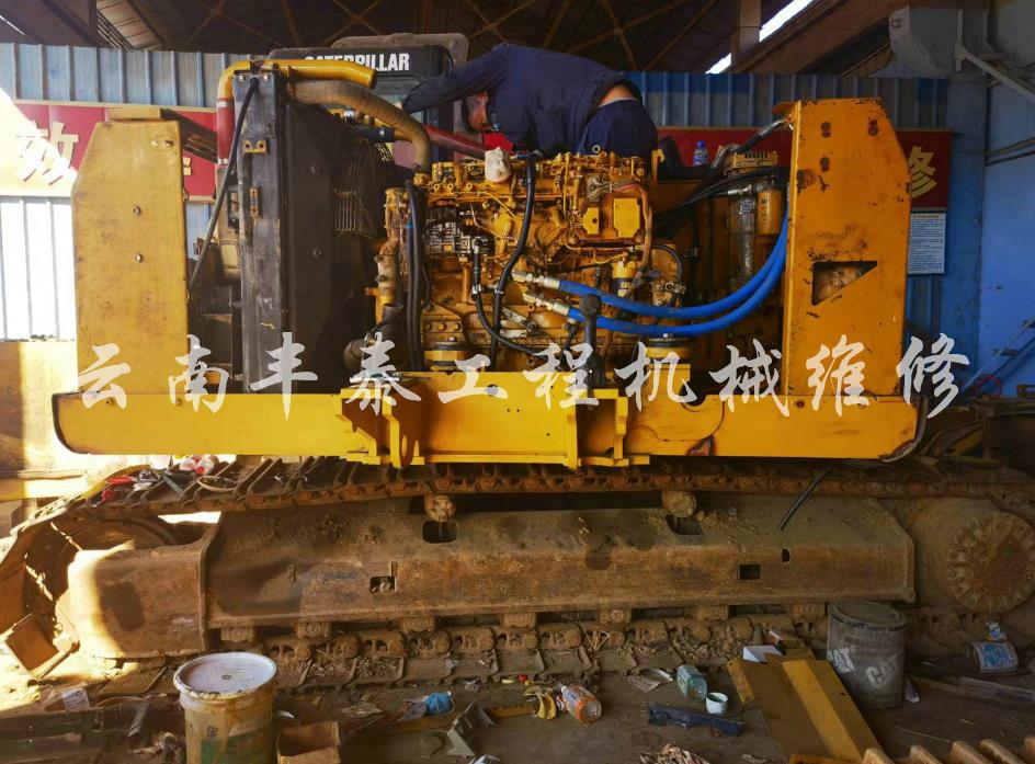 挖掘機翻新現(xiàn)場